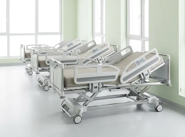 Tempat tidur rumah sakit elektrik di ruang rawat inap